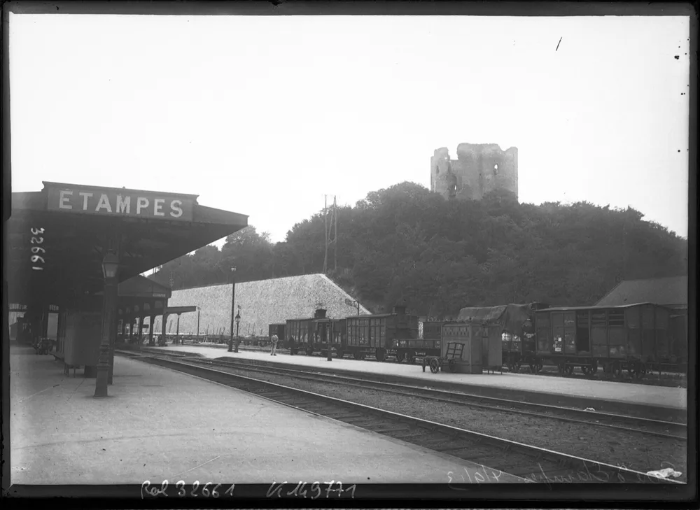 La gare d’Étampes et la Tour de Guinette en 1913