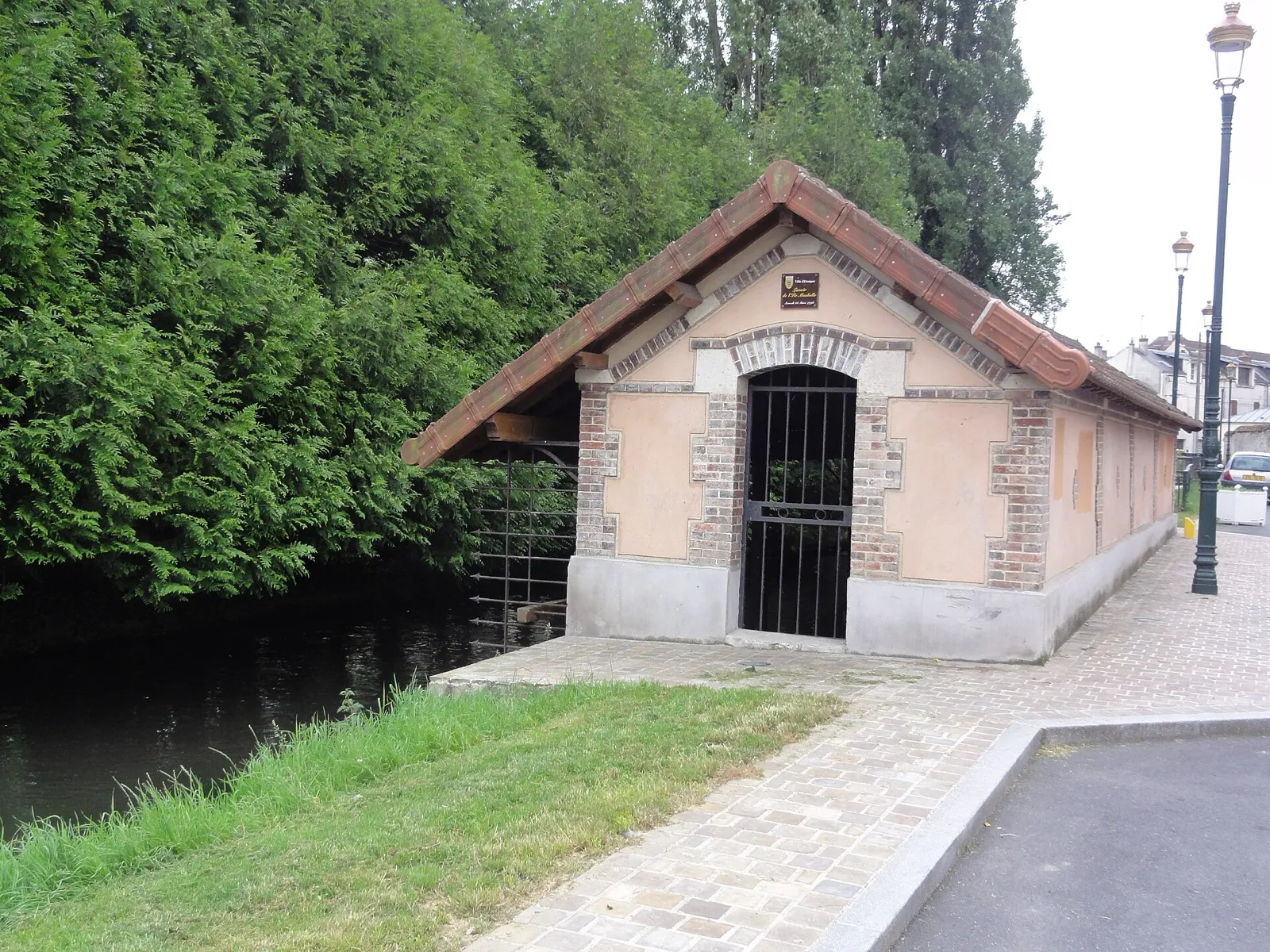 Le lavoir des Remparts à Étampes, sur la Chalouette
